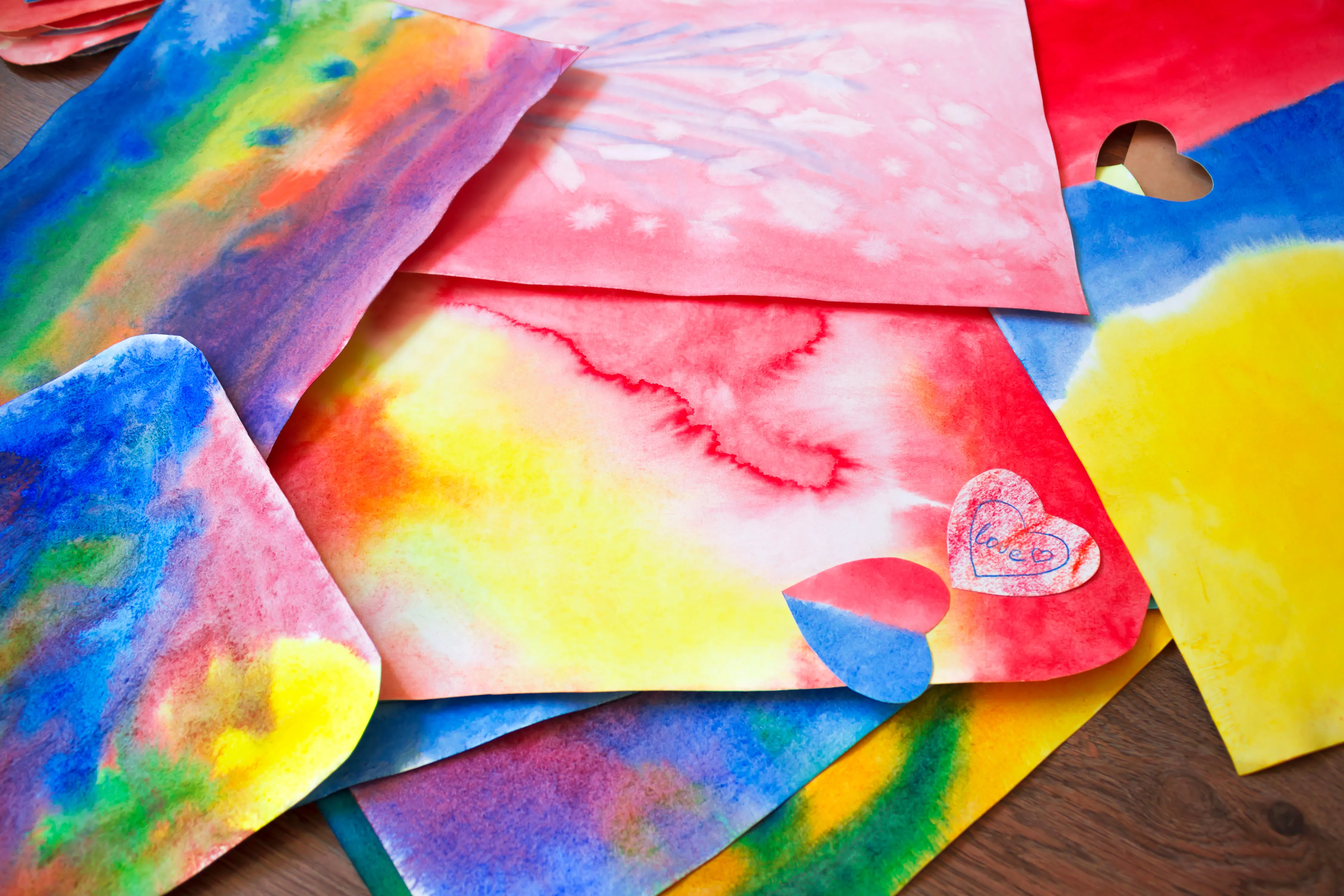 Stapel bunter Aquarell-Bilder von Kindern