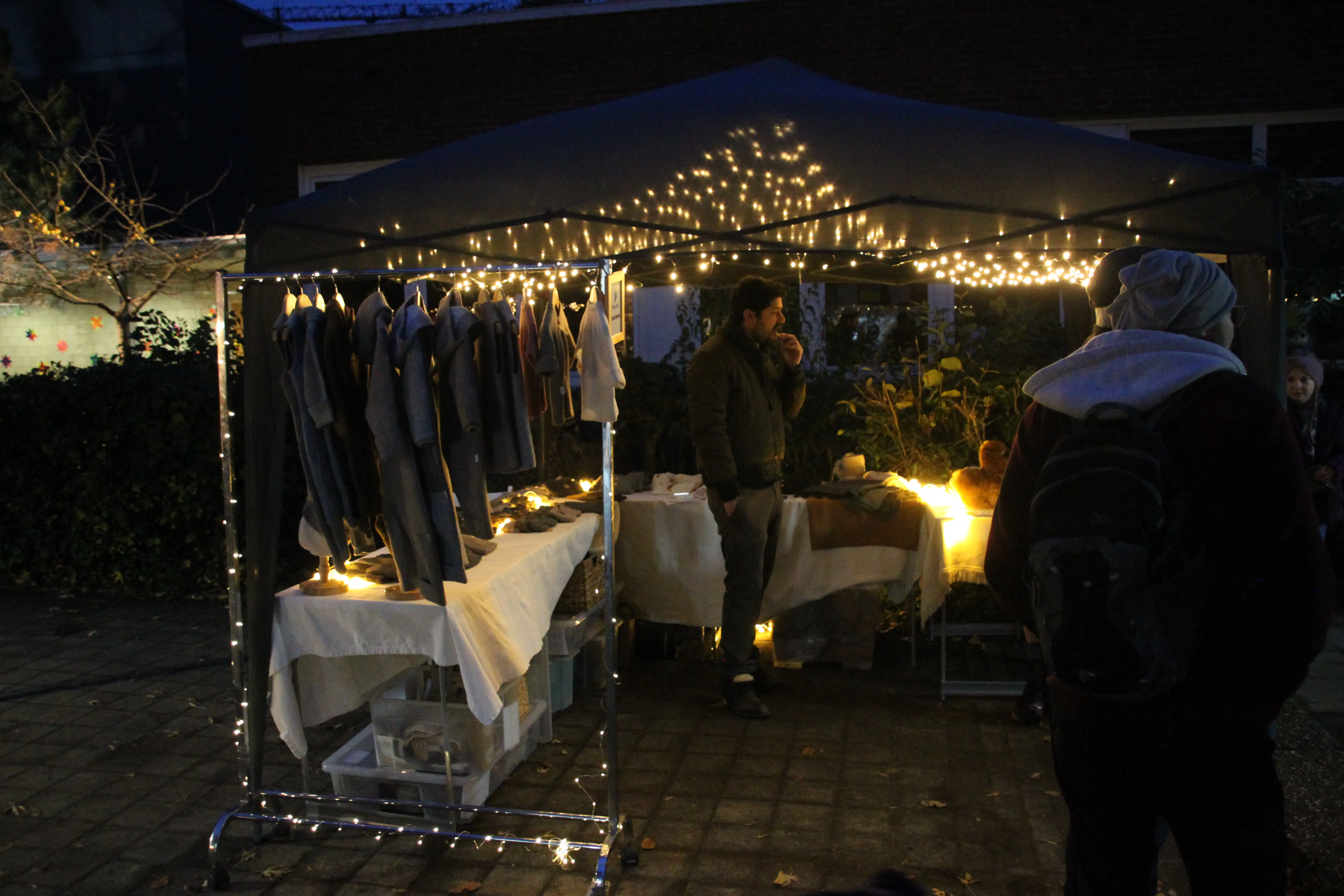 Basarstand mit Lichterketten am Abend — Stimmung beim Herbstbasar 2024