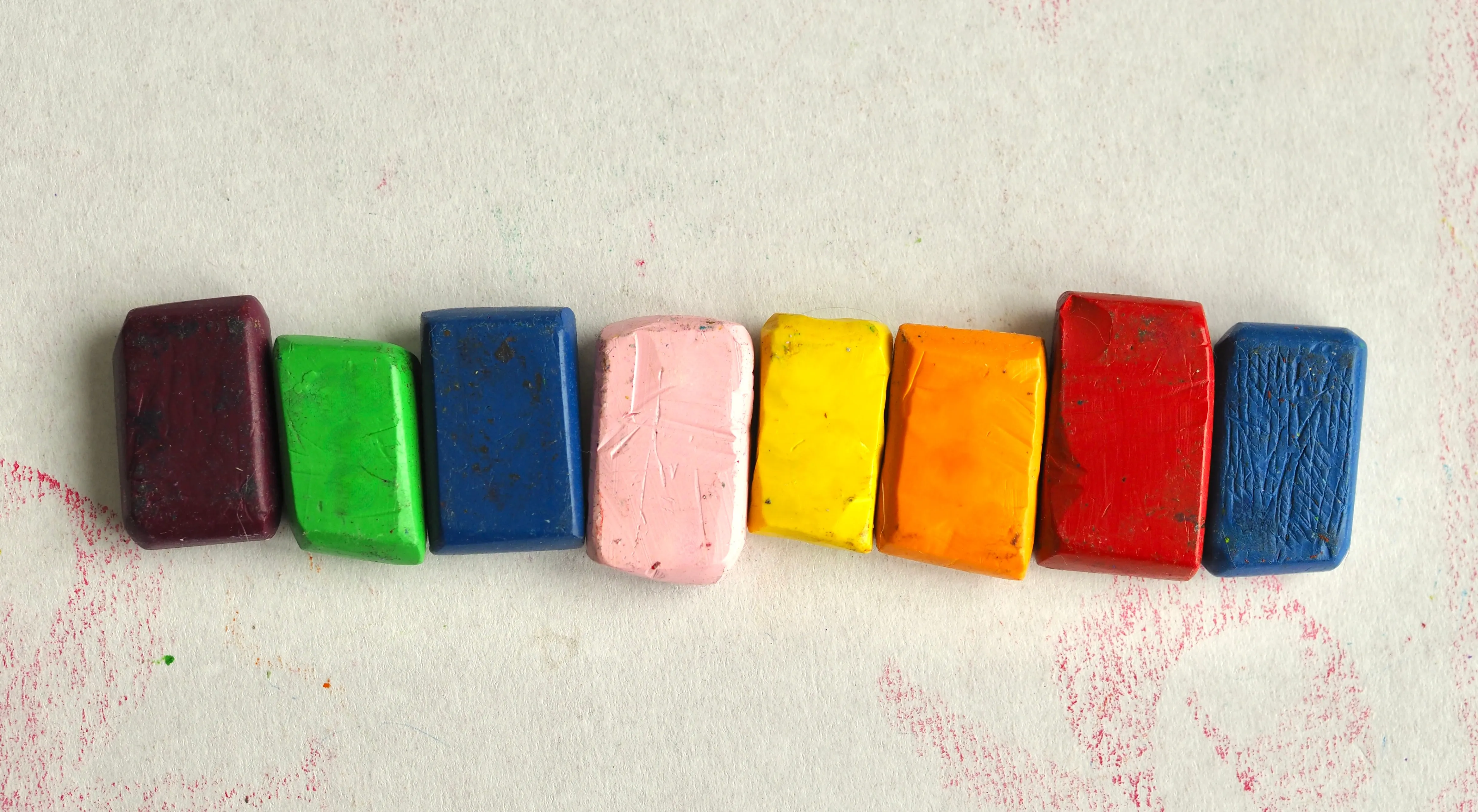 Wachsmalblöckchen in Pastellfarben — sinnbildhaft für unsere Schulgemeinschaft