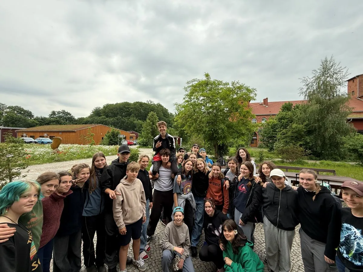 Schülerinnen und Schüler bei der gemeinsamen Arbeit auf dem Demeter-Hof in Juchowo