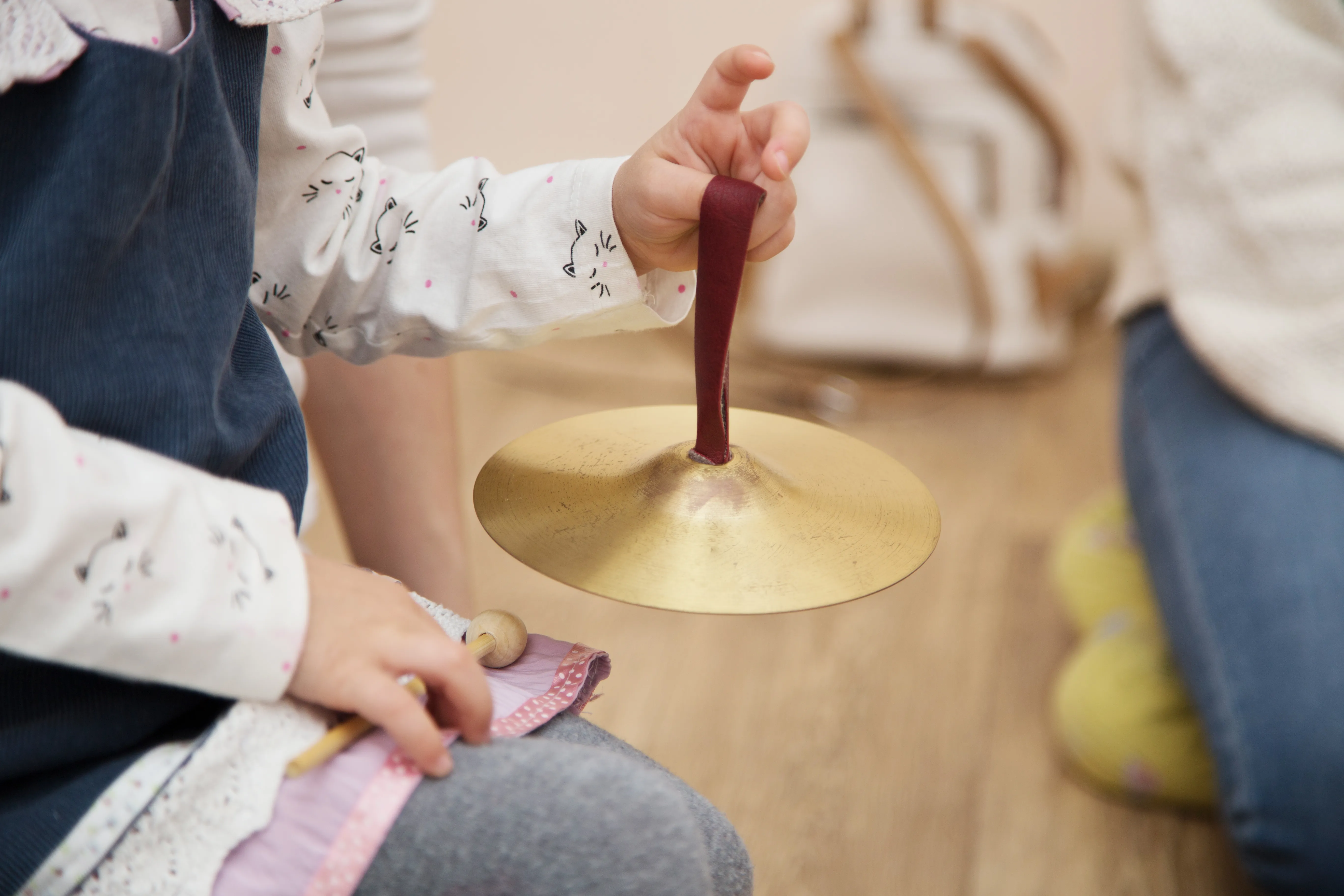 Kinderhand mit Becken — Musik im Schulalltag