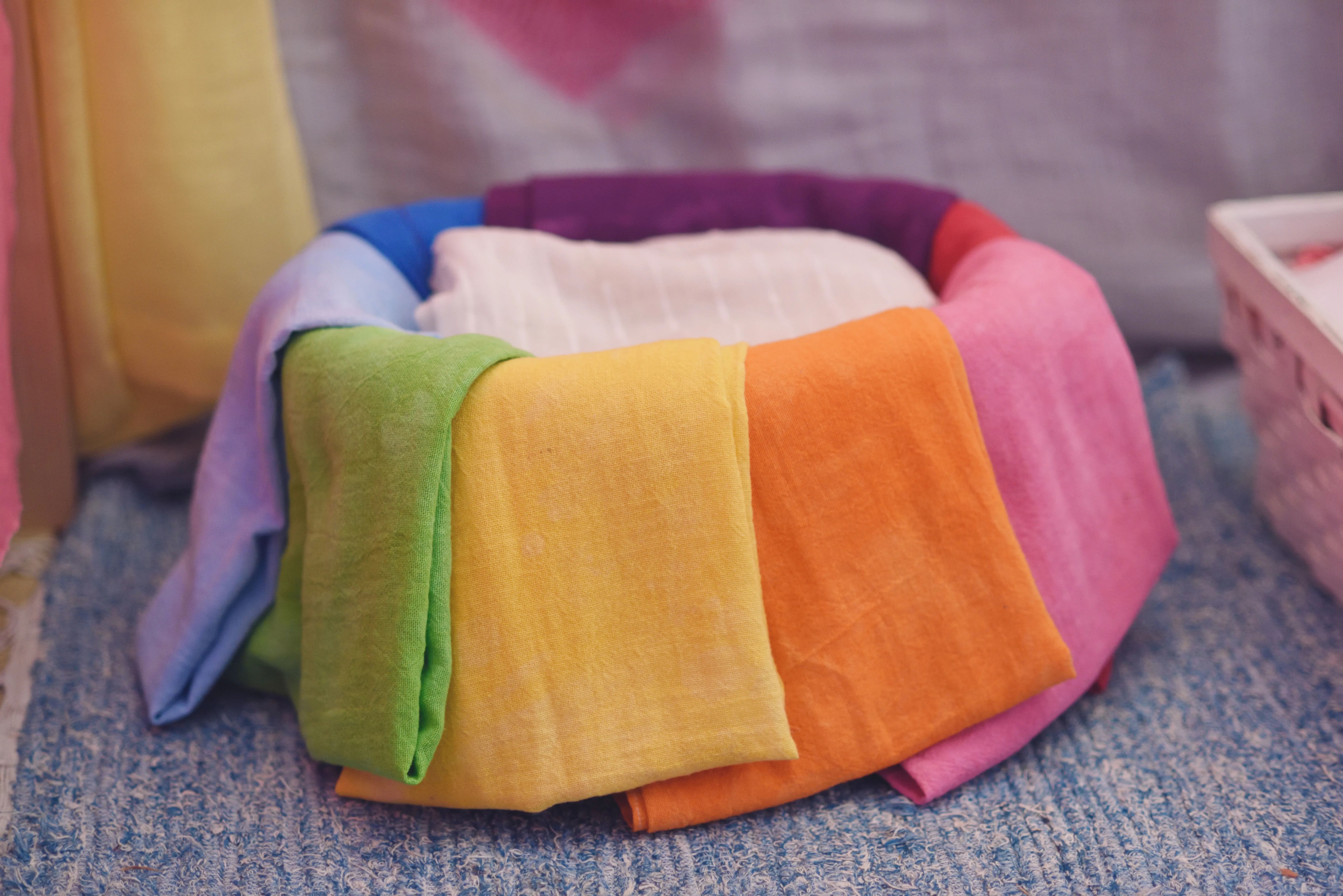 Bunte Pastell-Tücher in einem Korb — Atmosphäre der Schule